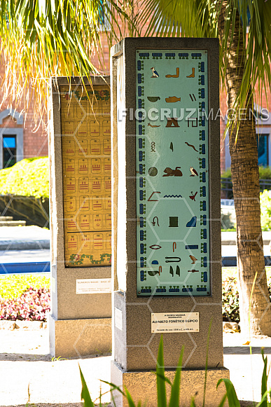 Jardim dos Códigos: alfabeto fonético egípcio.