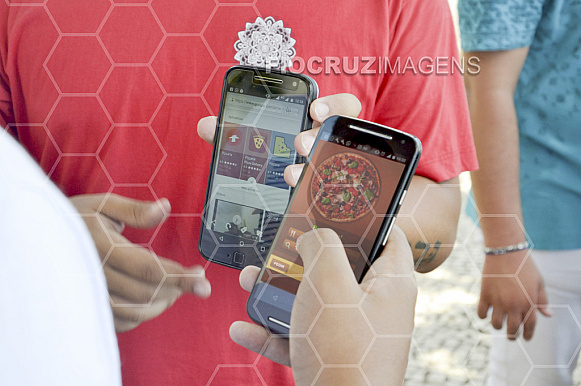 Uso de aplicativo em celular.