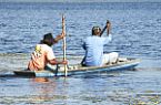 Ribeirinhos descem o rio na canoa