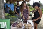 Jovens em uma venda de doces caseiros.