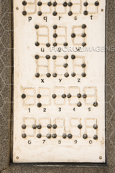 Jardim dos Códigos: escrita em código Braille.